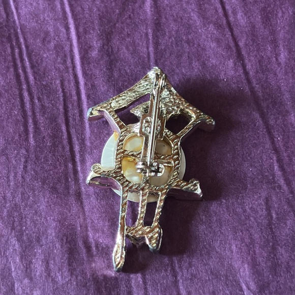 1960s mother-of-pearl cuckoo clock brooch - Picture 2 of 3